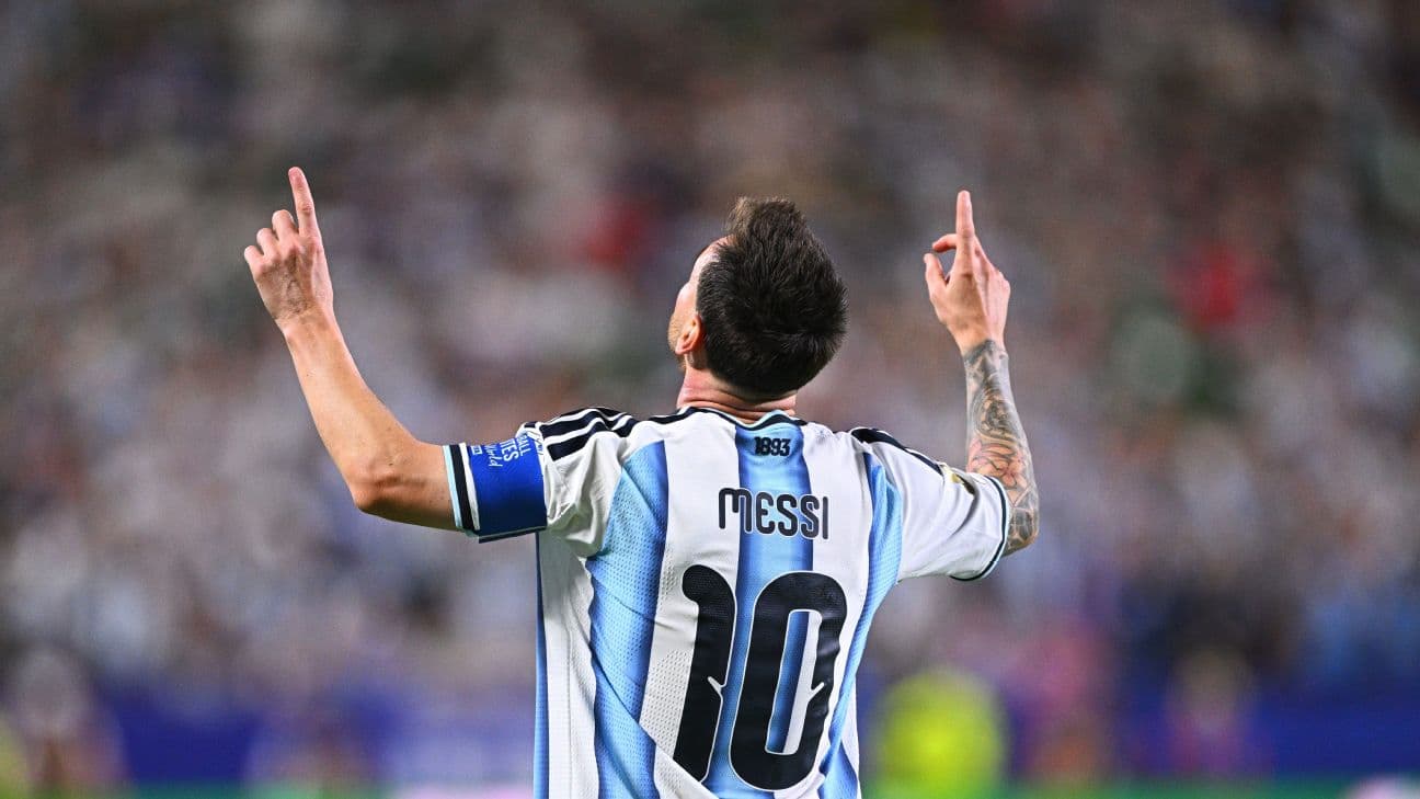 Messi alt from behind celeb shot ARG v ALG 260616 [1296x729]