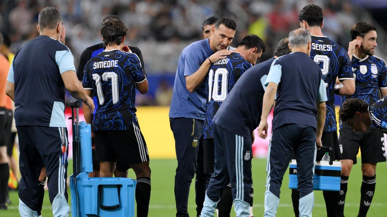 Lionel Scaloni, Head Coach of Argentina, speaks to Lionel Messi #10 of Argentina at the hydration break
 [1296x729]