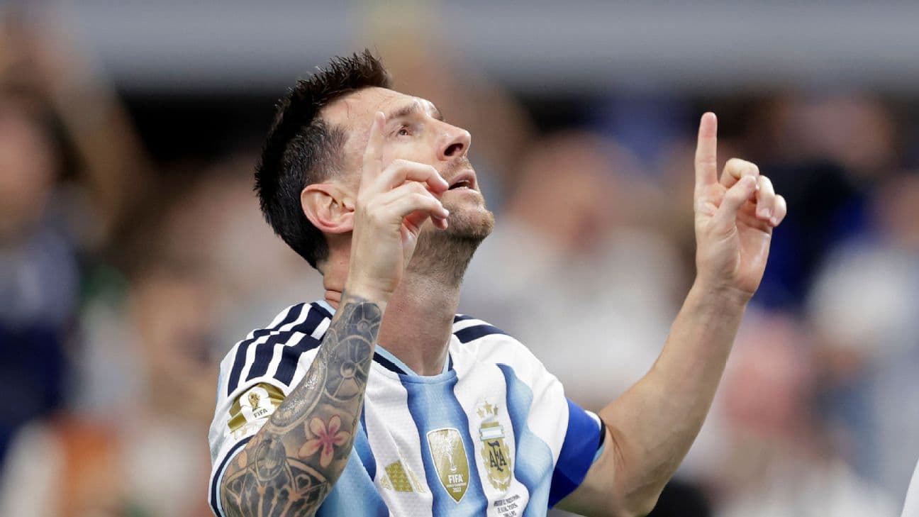 Lionel Messi ergue as mãos pro céu ao comemorar gol pela Argentina