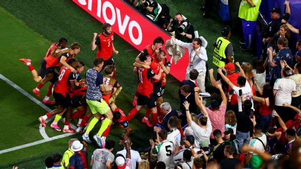 Austria celebrate Sasa Kalajdzic's late equalizing goal against Algeria.