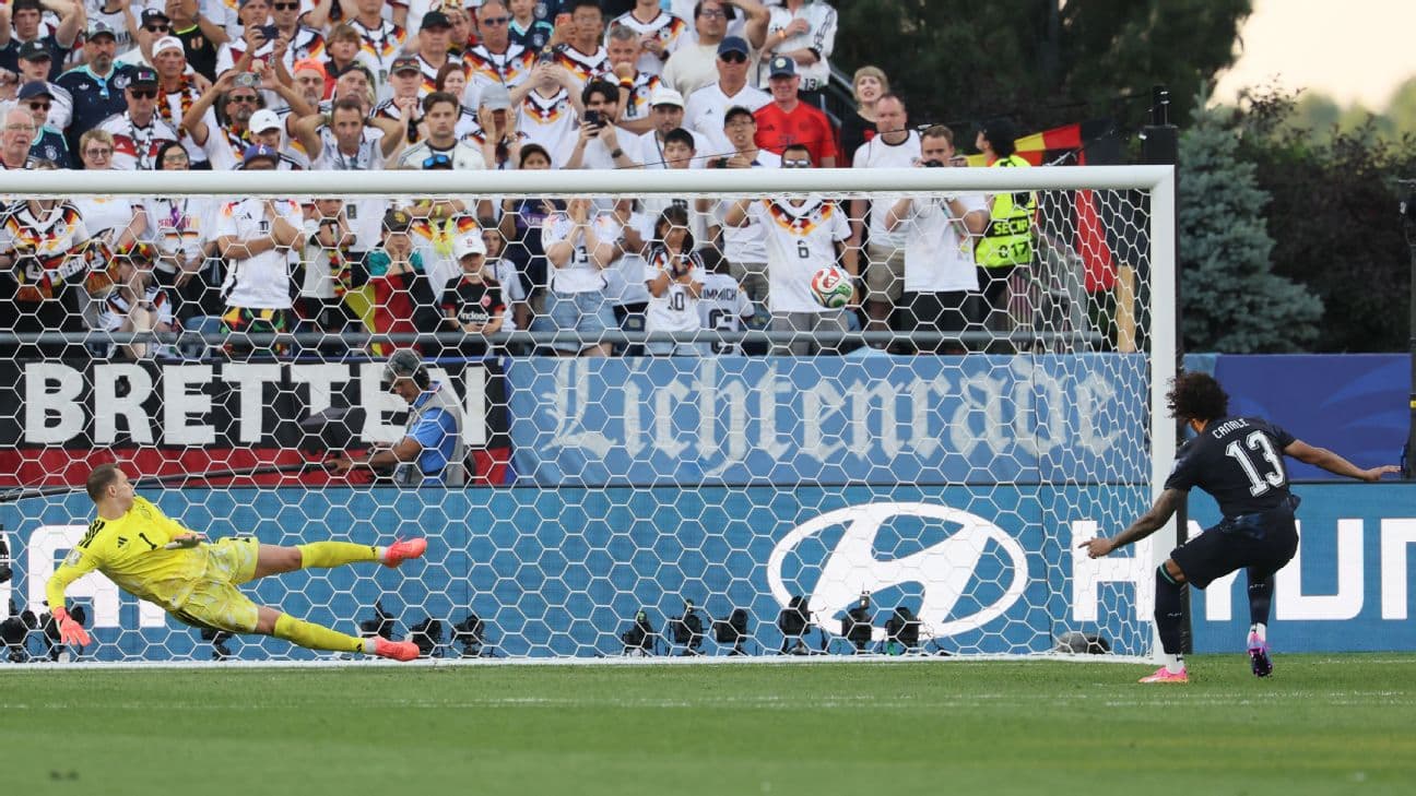 José Canale scored the winning penalty for Paraguay.