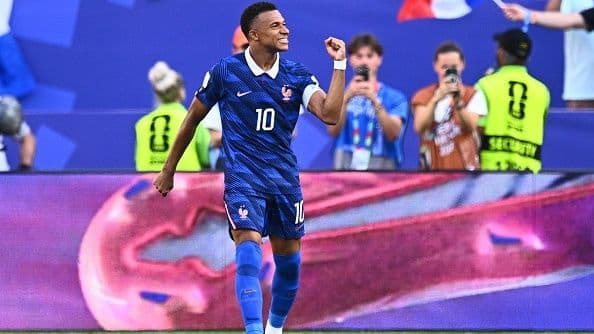 Kylian Mbappé guides France through to World Cup quarterfinals.