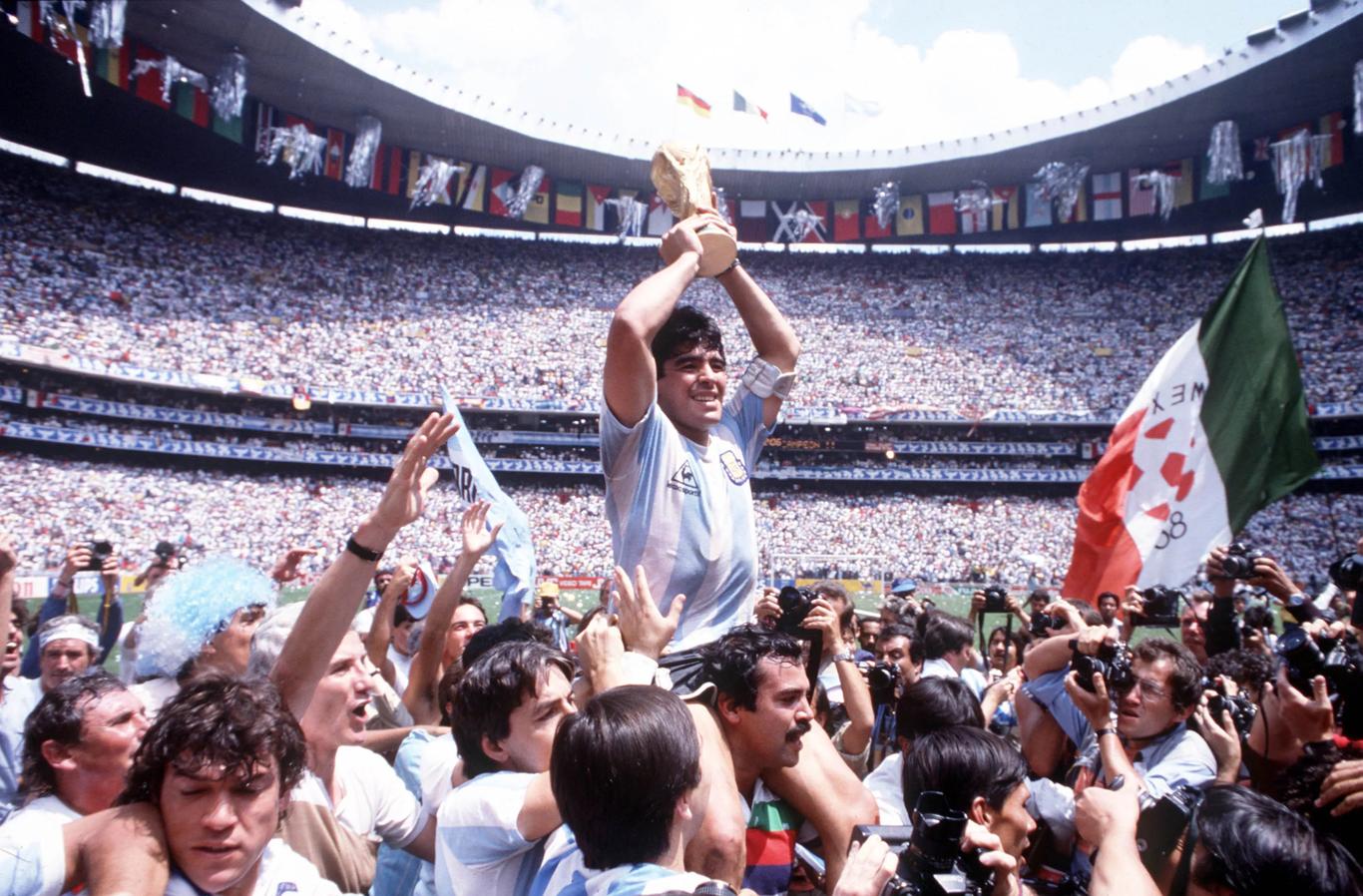 Maradona's Azteca acclamation